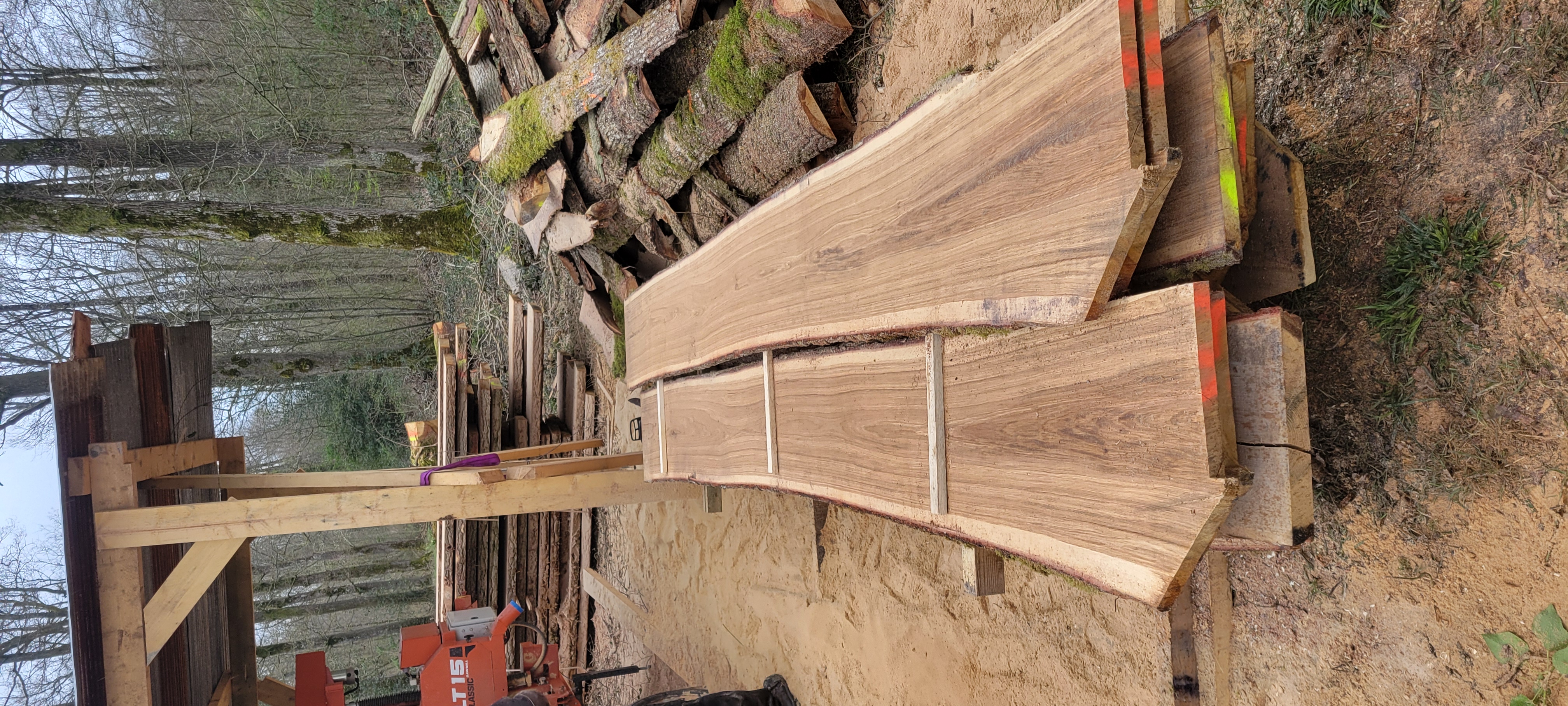 Planches de chêne massif sélectionnées en atelier à Angé (41)